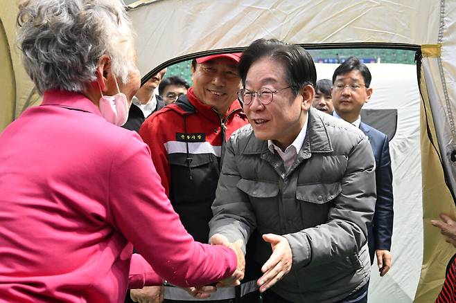 이재명 더불어민주당 대표가 26일 오후 경북 안동시 안동체육관에 마련된 산불 대피시설을 찾아 이재민을 위로하고 있다. ⓒ연합뉴스