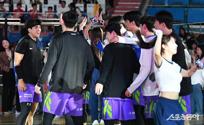 삼성 선수들이 26일 잠실체육관에서 열린 LG전에 앞서 선전을 다짐하고 있다. 삼성은 선수 출신 단장을 영입하는 새로운 변화를 시도하고 있는 것으로 알려졌다. 사진제공｜KBL