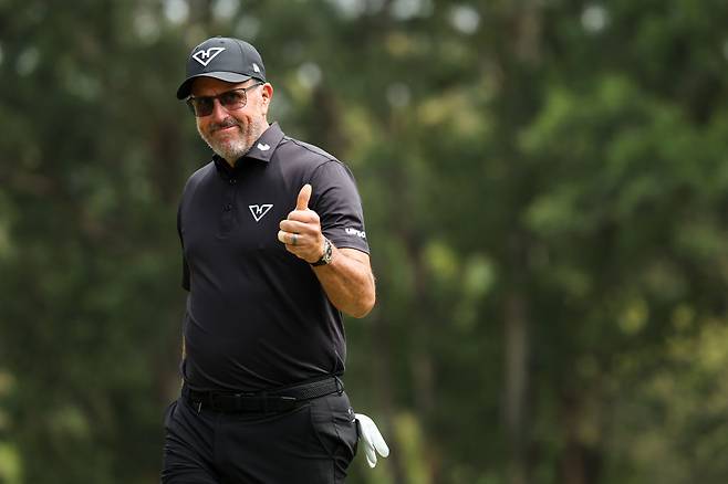 필 미컬슨이 27일 소셜미디어에 TGL 첫 시즌에 대해 긍정적인 평가를 해 주목받고 있다. 미컬슨이 이달초 LIV골프 홍콩에서 버디를 잡은 뒤 기뻐하고 있다. ｜게티이미지