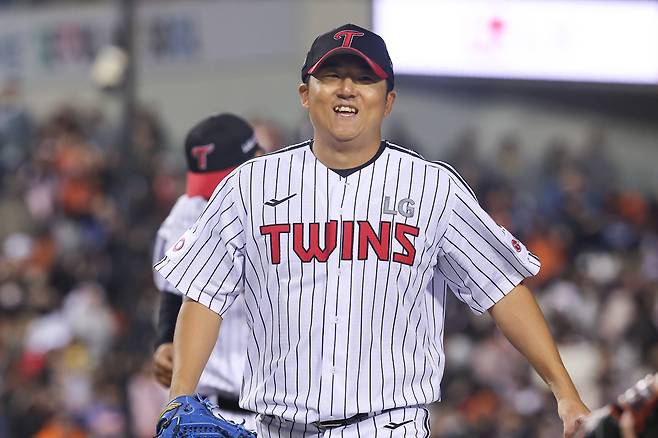 LG 송승기가 27일 서울 잠실야구장에서 열린 한화와의 경기에서 7회초까지 무실점으로 막아낸 뒤 밝은 표정으로 더그아웃으로 향하고 있다. 연합뉴스