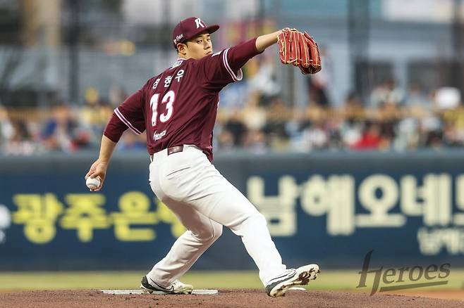 26일 오후 광주-KIA챔피언스필드에서 열린 '2025 신한 SOL Bank KBO리그' 키움 히어로즈와 KIA 타이거즈의 경기, 키움 선발 정현우가 5이닝 8피안타 7사사구 4탈삼진 6실점 4자책으로 승리투수가 됐다. 키움 히어로즈