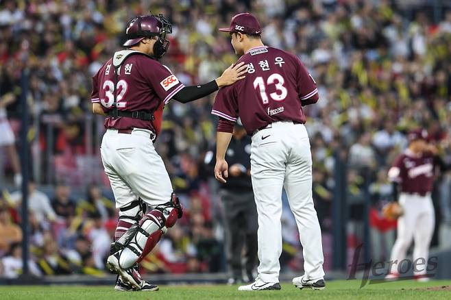 26일 오후 광주-KIA챔피언스필드에서 열린 '2025 신한 SOL Bank KBO리그' 키움 히어로즈와 KIA 타이거즈의 경기, 키움 선발 정현우가 5이닝 8피안타 7사사구 4탈삼진 6실점 4자책으로 승리투수가 됐다. 키움 히어로즈