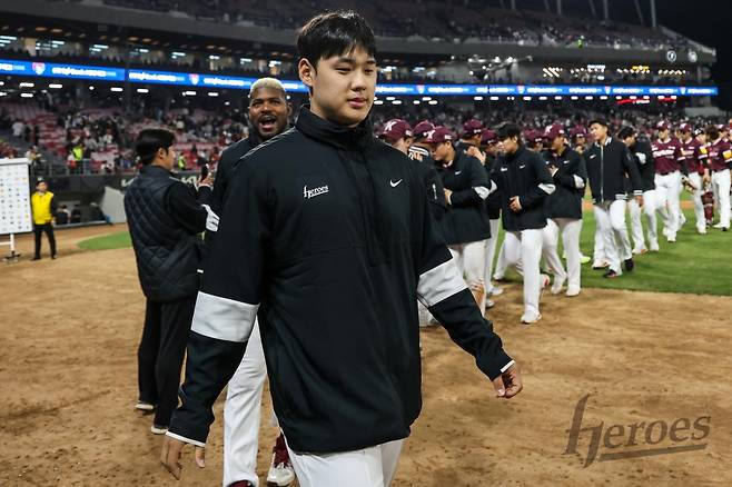 26일 오후 광주-KIA챔피언스필드에서 열린 '2025 신한 SOL Bank KBO리그' 키움 히어로즈와 KIA 타이거즈의 경기, 키움 선발 정현우가 5이닝 8피안타 7사사구 4탈삼진 6실점 4자책으로 승리투수가 됐다. 키움 히어로즈