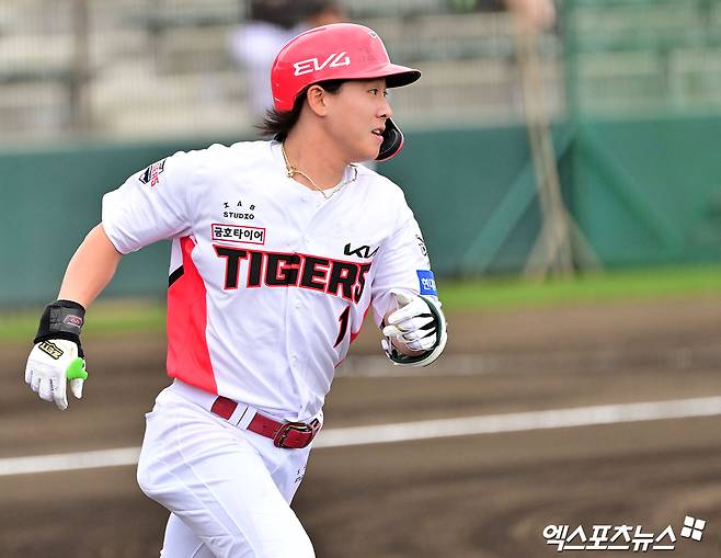 3일 오후 일본 오키나와 킨 구장에서 열린 KT 위즈와 KIA 타이거즈의 연습경기, 3회말 KIA 박찬호가 타격을 한 후 질주하고 있다. 엑스포츠뉴스 DB