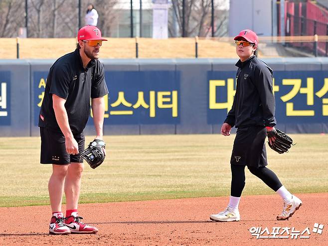 23일 오후 광주기아챔피언스필드에서 열리는 '2025 신한 SOL Bank KBO리그' NC 다이노스와 KIA 타이거즈의 경기, KIA 위즈덤과 윤도현이 훈련에 임하고 있다. 엑스포츠뉴스 DB