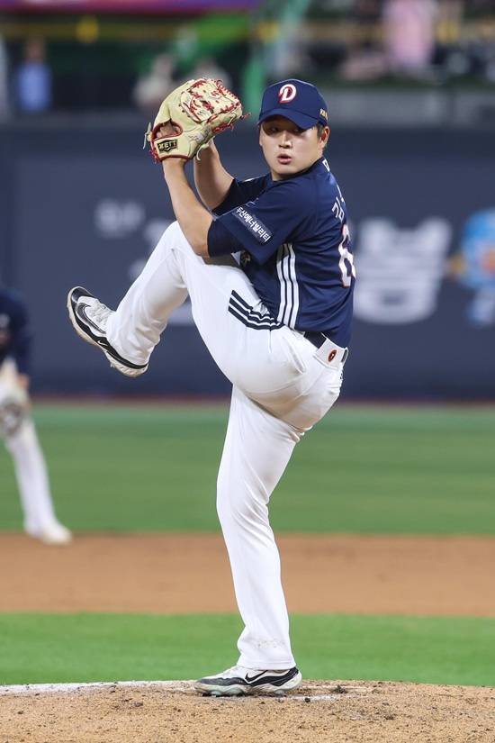 두산 베어스 마무리 투수 김택연이 지난 26일 수원 KT전에서 시즌 첫 등판에 나서 한 점 차 세이브 상황을 지켰다. 두산은 이날 승리로 개막 3연패에서 탈출했다. 두산 베어스