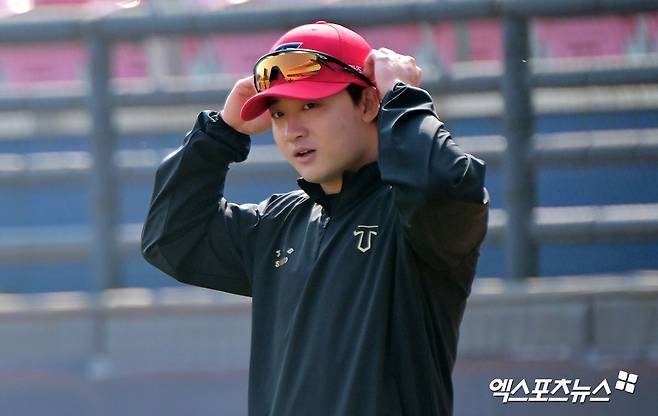 22일 오후 광주기아챔피언스필드에서 열리는 '2025 신한 SOL Bank KBO리그' NC 다이노스와 KIA 타이거즈의 개막전 경기, KIA 윤도현이 웜업을 하고 있다. 엑스포츠뉴스 DB