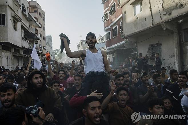 반(反)하마스 구호를 외치며 행진하는 가자 주민들 (베이트 라히야 EPA=연합뉴스) 26일(현지시간) 팔레스타인 가자지구 북부 베이트라히야 지역 주민들이 무장정파 하마스를 규탄하는 슬로건을 외치며 거리를 행진하고 있다. 2025.3.26