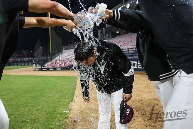 데뷔 첫 승리에 동료들로부터 축하받는 키움 정현우 [키움 히어로즈 제공. 재판매 및 DB 금지]