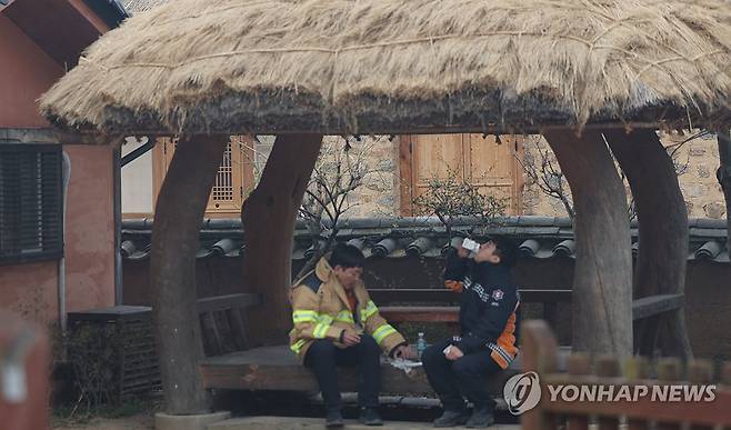 하회마을서 허겁지겁 끼니 때우는 소방관들 (안동=연합뉴스) 천경환 기자 = 27일 산불 연기로 뒤덮인 안동 하회마을에서 소방관들이 김밥 등으로 끼니를 때우며 대기하고 있다. 2025.3.27 kw@yna.co.kr