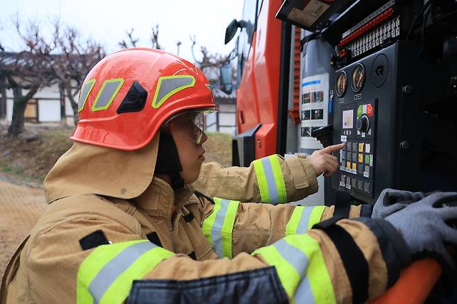 소방차량 작동하는 소방관 [촬영 황수빈]