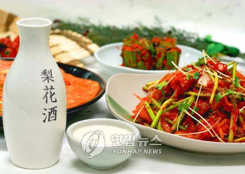 국순당 전통 막걸리 '이화주'   (서울=연합뉴스) 국순당 이화주는 국순당의 '전통주 복원 프로젝트'의 일환으로 옛 문헌 그대로 누룩과 떡(백설기)을 이용해 빚은 고급 탁주로 죽처럼 걸쭉한 질감에 풍부한 신맛과 단맛이 잘 어우러져 있다고 국순당은 전했다. 알코올 도수는 14도다. (끝) [본사 자료사진]