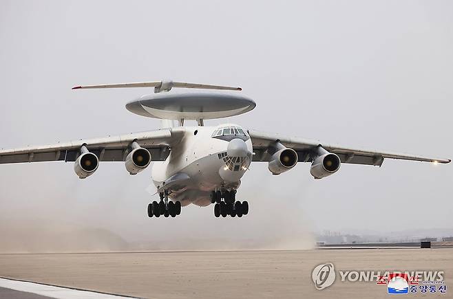 북한 김정은, 공중통제기 탑승ㆍ자폭무인기 참관…"무인ㆍAI 최우선" (평양 조선중앙통신=연합뉴스) 김정은 북한 국무위원장이 지난 25~26일 새로 개발·생산하고 있는 무인항공기술연합체와 탐지전자전연구집단의 국방과학연구사업을 지도했다고 조선중앙통신이 27일 보도했다. 사진은 북한이 처음으로 공개한 공중조기경보통제기로 보이는 비행기.2025.3.27 
    [국내에서만 사용가능. 재배포 금지. For Use Only in the Republic of Korea. No Redistribution] nkphoto@yna.co.kr