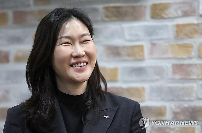 미소 짓는 박정은 감독 (서울=연합뉴스) 서명곤 기자 = 여자프로농구 부산 BNK의 박정은 감독이 27일 서울 종로구 연합뉴스 사옥에서 인터뷰하며 미소 짓고 있다. 2025.3.27 seephoto@yna.co.kr