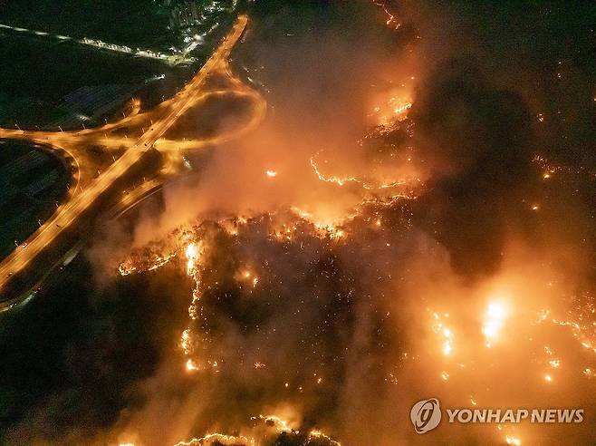 안동 남선면까지 번진 산불 (안동=연합뉴스) 지난 25일 경북 안동시 남선면 인근 야산으로 불이 번지고 있다. [연합뉴스 자료사진]