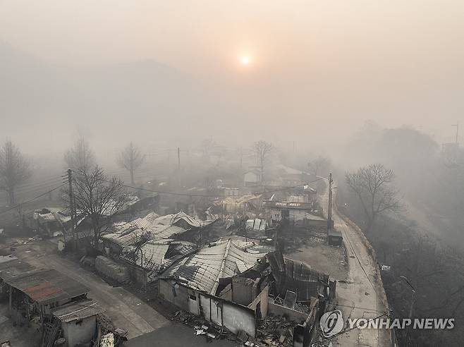 산불 폐허 위로 떠오르는 태양 (영양=연합뉴스)지난 26일 경북 영양군 석보면 화매1리 계곡 마을이 산불에 초토화돼 있다. [연합뉴스 자료사진]