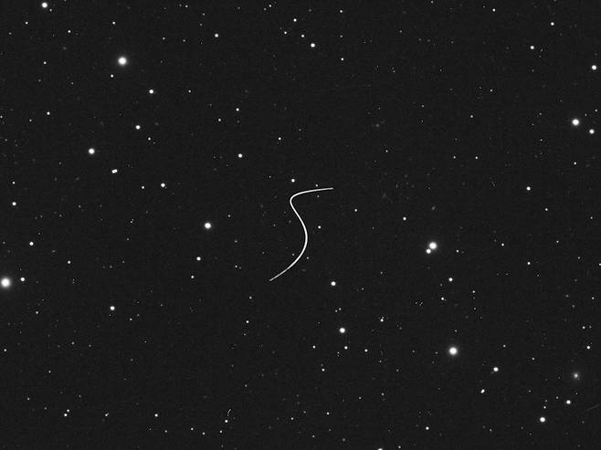 스페인 밤하늘에서 관측된 가이아 우주망원경의 모습 독일 출신 알렉산데르 브레데(Alexander Wrede)가 스페인에서 관측한 가이아 우주망원경의 모습. 관측은 북위 42.22도(스페인)에서 세계표준시(UTC) 기준 2025년 2월 5일 20시 42분부터 2월 6일 05시 55분까지 이뤄졌으며, 각 3분간 노출을 180회 실시.

[Alexander Wrede가 CC BY-SA 3.0 IGO 조건으로 공개한 관측 사진. 링크와 크레딧 표시 원문대로 유지 필수. 재판매 금지]

Observations performed from 5 February 2025 20:42 to 6 February 05:55 UTC, 180 exposures of 3 minutes from geographic latitude 42.22 degrees North (Spain) by Alexander Wrede from Germany. Telescope used is the Takahashi TOA130 with 10Micron GM3000 and Camera: Player One Zeus IMX455 Mono Pro using the filter Astronomik Luminanzfilter L2.

Observations of the Gaia spacecraft by Alexander Wrede. Credits: Alexander Wrede - CC BY-SA 3.0 IGO.

https://www.esa.int/Services/Creative_Commons_Attribution-ShareAlike_3.0_IGO_CC_BY-SA_3.0_IGO_Licence