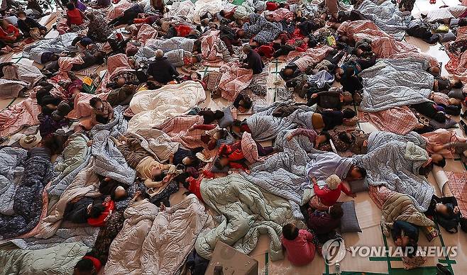 북적이는 영양군 산불 대피소 (영양=연합뉴스) 윤관식 기자 = 26일 경북 영양군 영양군민회관 대피소에서 산불로 인해 대피한 주민들이 휴식을 취하고 있다. 2025.3.26 psik@yna.co.kr