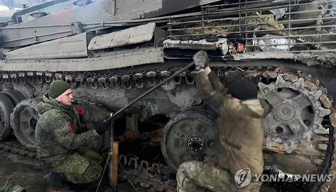 러시아 벨고로드 지역에서 전차를 수리 중인 러시아군 [타스 연합뉴스 자료 사진. 재판매 및 DB 금지]