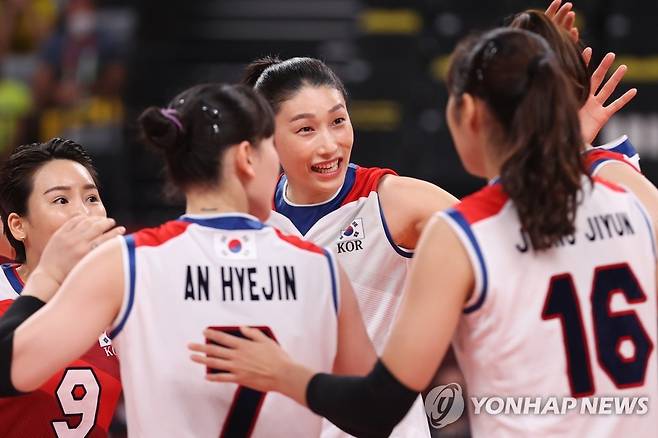 대표팀에서 함께 뛴 김연경(가운데)과 정지윤(오른쪽) [연합뉴스 자료사진]