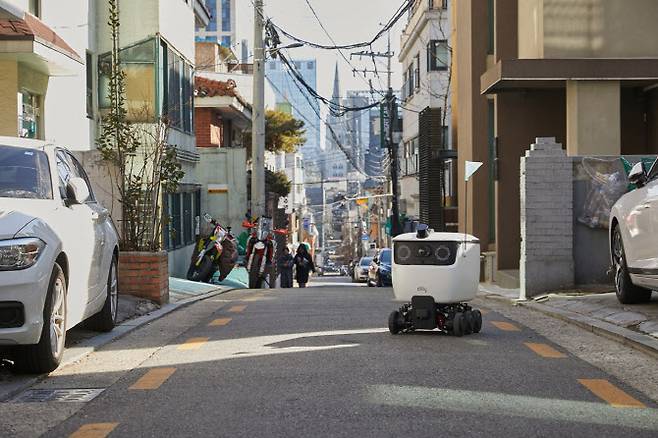 서울 역삼동 인근을 달리는 우아한형제들의 배달로봇 ‘딜리’. (사진=우아한형제들)