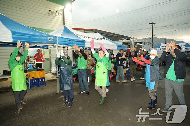 경남 산청·하동 산불 일주일째인 27일 오후 산청군 시천면 곶감유통센터에 마련된 산불현장통합지휘본부에서 자원봉사자들이 기다리던 단비에 환호하고 있다. (산청군 제공. 재판매 및 DB 금지) 2025.3.27/뉴스1