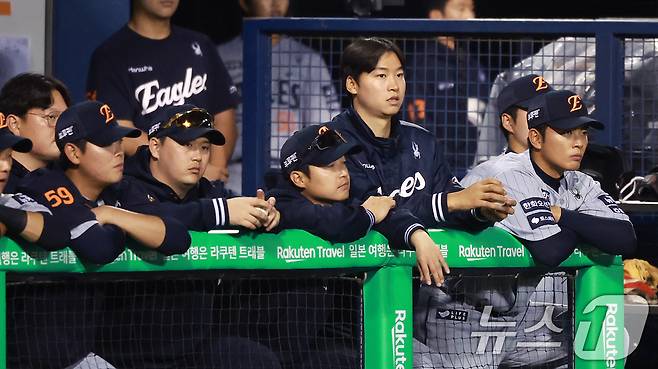 26일 서울 송파구 잠실야구장에서 열린 '2025 신한 SOL 뱅크 KBO리그' 한화 이글스와 LG 트윈스의 경기, 4.2이닝 2실점으로 패전투수가 된 한화 엄상백을 비롯한 선수들이 굳은 표정으로 9회초 경기를 지켜보고 있다. 2025.3.26/뉴스1 ⓒ News1 김진환 기자