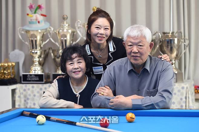 여자프로당구(LPBA) 김가영(가운데)이 아버지 김용기(오른쪽), 어머니 박종분 씨와 지난 24일 경기도 고양에 있는 훈련장에서 가진 스포츠서울과 인터뷰에 앞서 포즈를 하고 있다. 고양 | 최승섭기자 thunder@sportsseoul.com