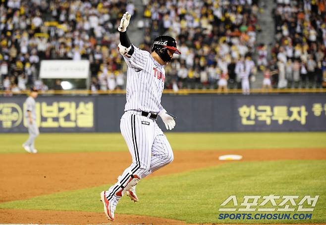 개막 이후 4경기에서 홈런포 세 방을 터뜨린 LG 문보경이 기쁜 마음에 힘차게 점프했다.