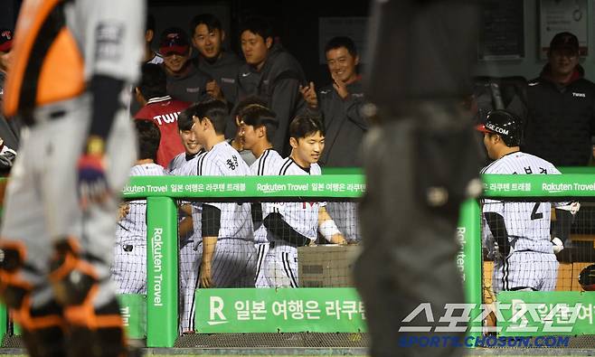 환호하며 들어선 더그아웃 문보경은 자신을 빼고 세리머니를 펼치고 있는 동료들 앞에서 얼어붙었다.