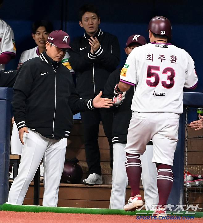 18일 고척스카이돔에서 열린 롯데와 키움의 시범경기, 2회말 2사 2루 키움 김재현의 1타점 동점타에 득점한 2루주자 최주환이 홍원기 감독의 환영을 받고 있다. 고척=허상욱 기자wook@sportschosun.com/2025.03.18/