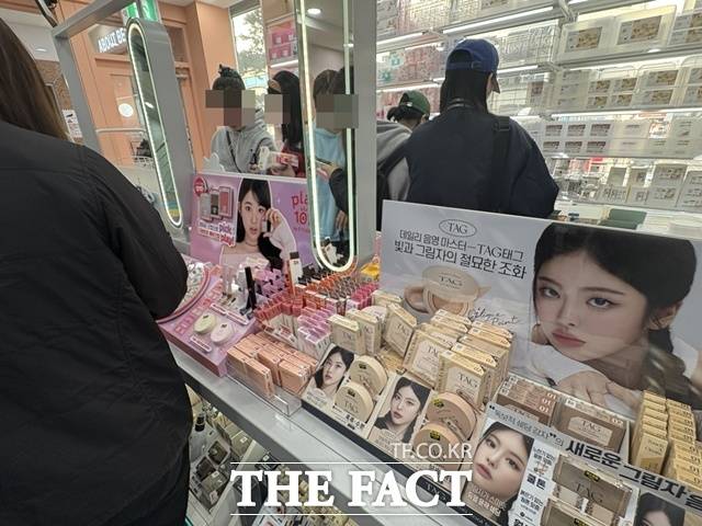 다이소가 K-뷰티의 신흥 강자로 떠오르고 있다. 현재 다이소에는 약 60여개 뷰티 브랜드와 500여개의 제품이 입점돼 있다. /문화영 기자