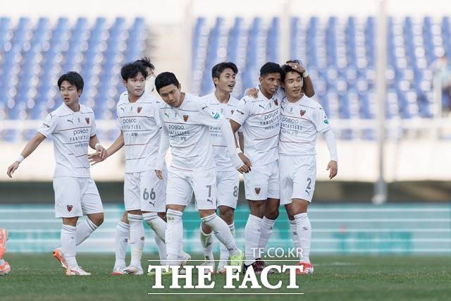 무패 탈출, 연승에 도전하는 포항 선수들./K리그