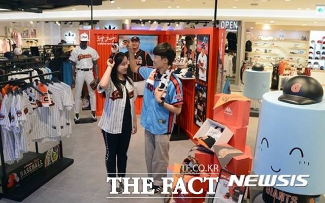 프로야구 인기가 치솟으면서 선수 유니폼 및 관련 상품 판매도 호황을 맞고 있다. 부산 사직 야구장에 마련된 롯데 자이언츠 용품 판매장. /뉴시스