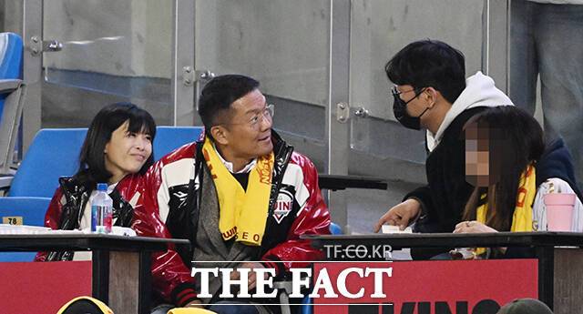 <더팩트> 취재진과 대화 나누는 구윤경-윤관.