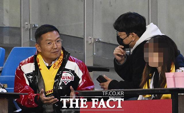 <더팩트> 취재진과 대화 나누는 윤 대표.