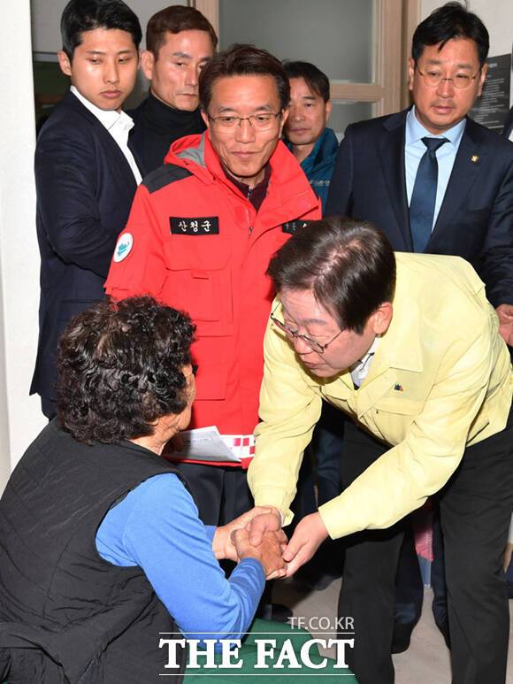 이재명 더불어민주당 대표가 28일 오후 경남 산청군 한국선비문화연구원에 마련된 대피소를 찾아 이재민을 위로하고 있다. /뉴시스