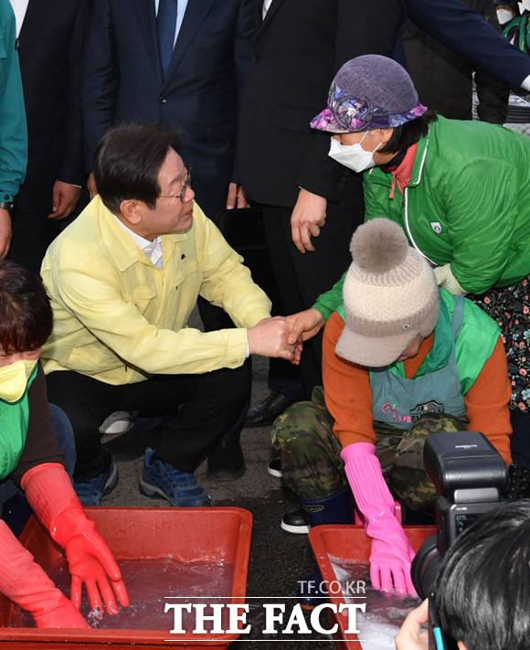 이재명 더불어민주당 대표가 28일 오후 경남 산청군 시천면에 설치된 산불현장지휘소를 찾아 관계자들을 격려하고 있다. /뉴시스