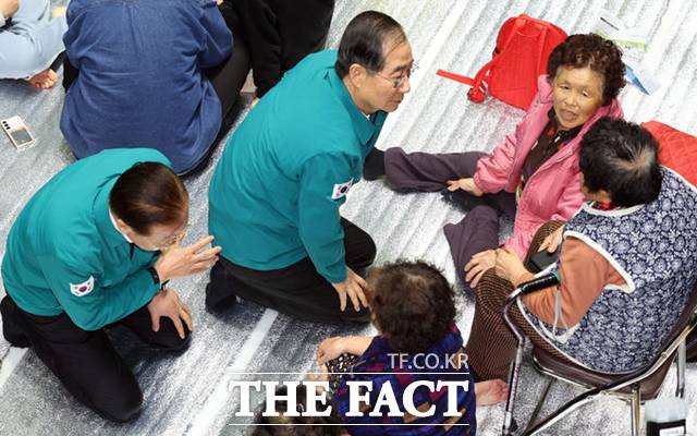 한덕수 대통령 권한대행 국무총리(왼쪽 두번째)와 권영세 국민의힘 비상대책위원장이 28일 안동 운흥동 안동체육관에 마련된 주민대피소를 방문해 이재민들을 위로하고 있다. /뉴시스