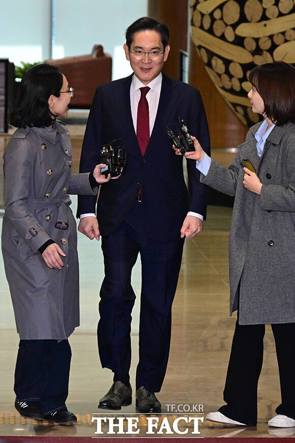 이재용 삼성전자 회장이 중국 베이징에서 시진핑 중국 국가주석과의 면담을 마친 후 28일 오후 서울김포비지니스항공센터로 귀국하고 있다. /남윤호 기자