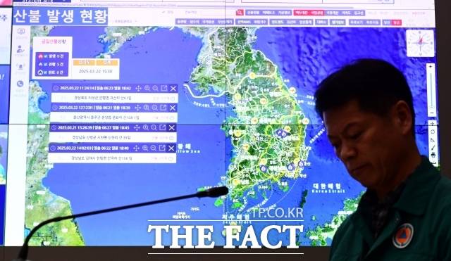전례 없는 산불에 정부의 대응과 지원책 마련의 중요성이 커지고 있다. 해외에서도 최근 대규모 화재가 잇따르며 각국 정부는 피해 대응·예방에 심혈을 기울이고 있다. 사진은 지난 25일 정부서울청사에서 울산·경북·경남 산불대응 중앙재난안전대책본부 4차 회의가 열린 가운데 모니터에 산불 발생 현황이 표시되고 있는 모습. /임영무 기자