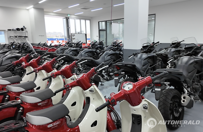 혼다 에듀케이션 센터의 교육용 모터사이클, 슈퍼커브부터 골드윙까지 약 60개의 모델로 교육이 이뤄진다. (오토헤럴드 김흥식 기자)