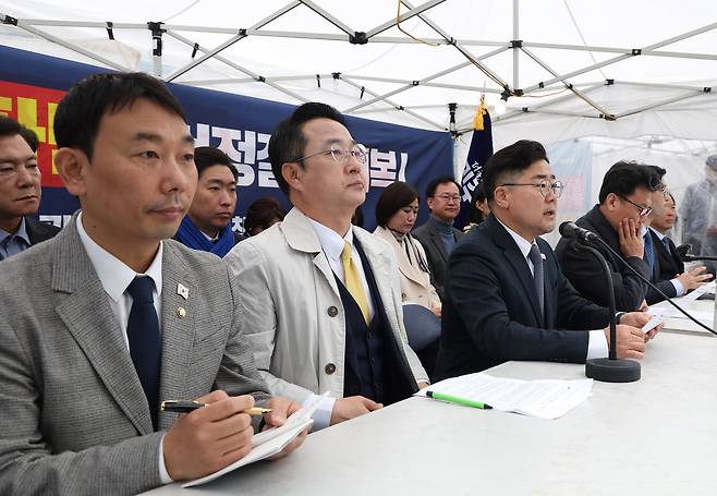 더불어민주당 박찬대 원내대표가 27일 서울 종로구 광화문 천막당사에서 열린 정책조정회의에서 발언하고 있다. /연합뉴스