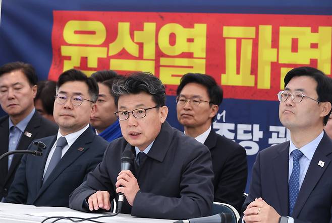 진성준 더불어민주당 정책위의장이 27일 오전 서울 종로구 광화문 앞 더불어민주당 천막 당사에서 열린 광화문 천막 당사 정책조정회의에 참석해 발언하고 있다./뉴시스