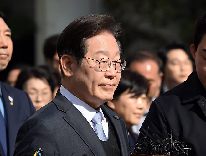 공직선거법 위반 항소심에서 무죄를 선고받은 이재명 더불어민주당 대표가 26일 오후 서울 서초구 서울고등법원에서 열린 공직선거법 위반 혐의 2심 선고 공판을 마친 후 법원을 나서고 있다./뉴스1