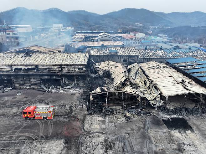 28일 경북 안동시 남후농공단지에 산불로 피해 입은 공장 건물들이 보인다. /뉴스1