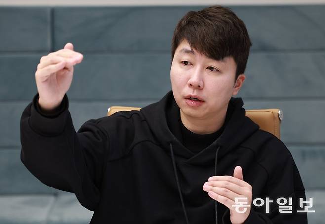 20일 서울 서초구 에이블리 본사에서 만난 강석훈 대표는 최근 한국 패션 트렌드를 “합리적인 소비를 하면서 자신만의 스타일을 잘 표현하는 것”이라고 분석했다. 송은석 기자 silverstone@donga.com