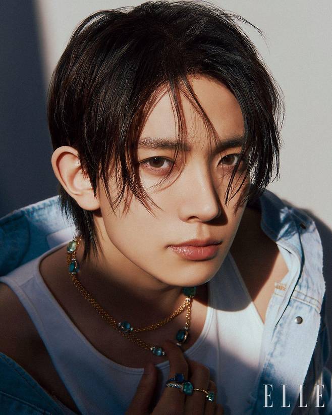 희승이 착용한 6개의 스카이 블루 토파즈와 1개의 런던 블루 토파즈 그리고 다이아몬드 디테일을 더한 로즈골드 누도 소투아르 네크리스, 검지에 착용한 런던 블루 토파즈와 라피스 원석을 세팅하고 주변에 블루 다이아몬드를 장식한 로즈골드 누도 쁘띠 링, 스카이 블루 토파즈와 다이아몬드를 장식한 누도 맥시 링, 중지에 낀 스카이 블루 토파즈 세팅의 로즈골드 누도 쁘띠 링은 모두 Pomellato. 데님 재킷은 Pushbutton. 슬리브리스 톱은 스타일리스트 소장품.