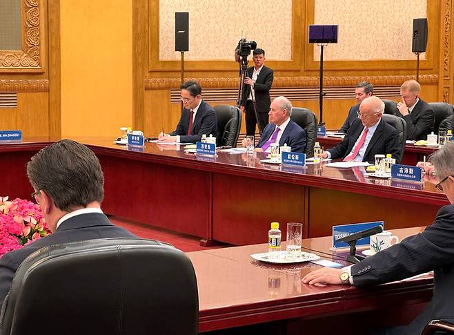 이재용, 베이징서 시진핑 주최 글로벌 CEO 회동 참석     (베이징=연합뉴스) 정성조 특파원 = 이재용 삼성전자 회장이 28일(현지시간) 중국 베이징 인민대회당에서 글로벌 기업 최고경영자(CEO)들과 함께 시진핑 중국 국가주석과의 면담에 참석하고 있다. 2025.3.28     xing@yna.co.kr (끝)