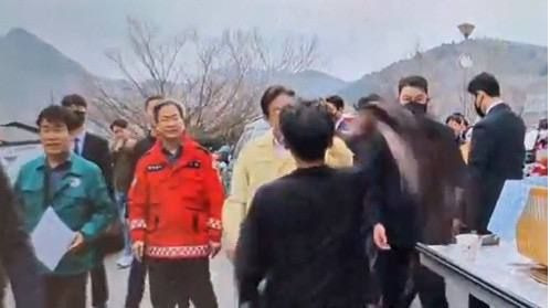 경북 영양군 이재민 대피소 인근에서 검은 옷을 입은 남성이 이재명 더불어민주당 대표를 향해 옷을     휘두르는 모습. 연합뉴스TV